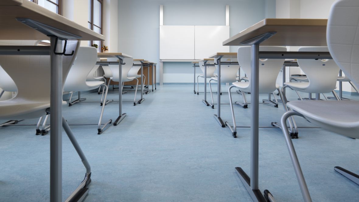 Schliebenschule Zittau Klassenzimmer mit blauem Boden – Forbo Marmoleum Real